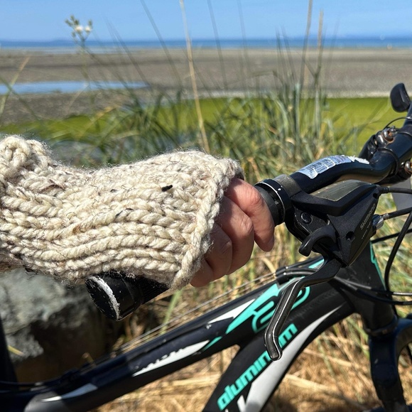 NWT Handknit Chunky Wool Fingerless Gloves ~ Unisex - Picture 3 of 7